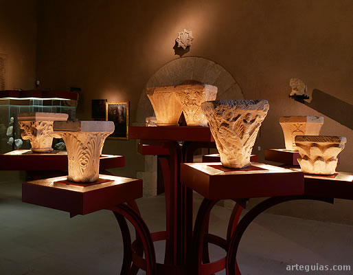 Sala del Museo que expone capiteles rom&aacute;nicos