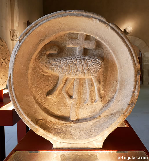 Estela funeraria expuesta en el museo del Monasterio de Poblet