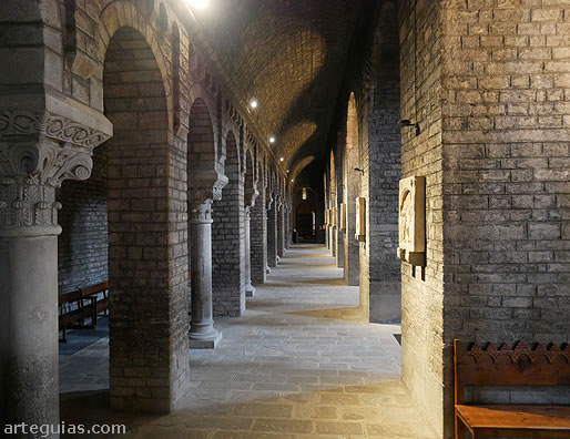 Naves reconstruidas de la iglesia mon&aacute;stica