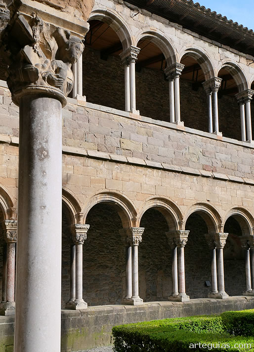 Pisos inferior y superior del claustro del Monasterio de Ripoll