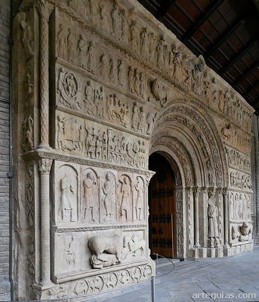 Monasterio de Ripoll: la magn&iacute;fica portada rom&aacute;nica de la iglesia