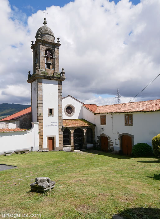 La iglesia rom&aacute;nica del Monasterio de San Marti&ntilde;o de Xubia vista desde el noroeste