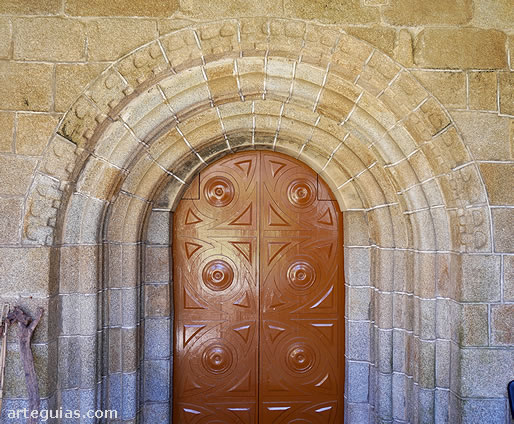 Puerta de ingreso a la iglesia mon&aacute;stica