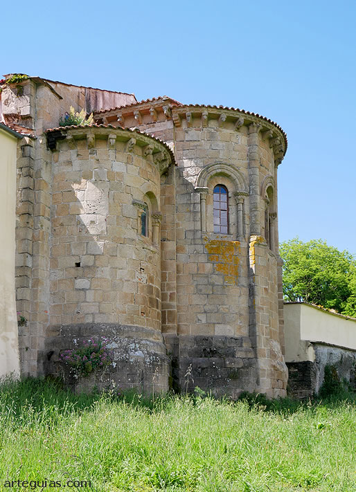 Cabecera de la iglesia rom&aacute;nica del Monasterio de San Marti&ntilde;o de Xubia