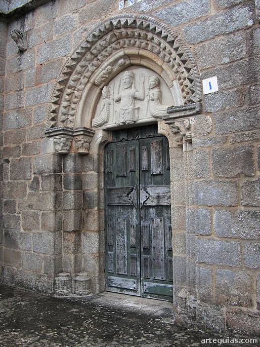 Monasterio de San Miguel de Cines: puerta oeste