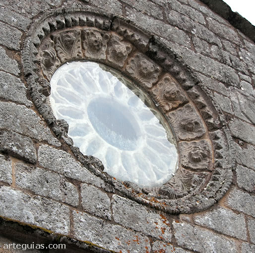 Roset&oacute;n de la fachada occidental