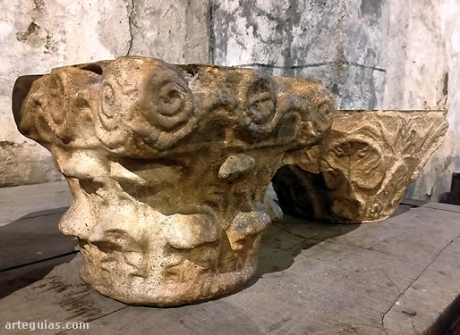 Reproducci&oacute;n de los capiteles de la torre en el interior de la iglesia