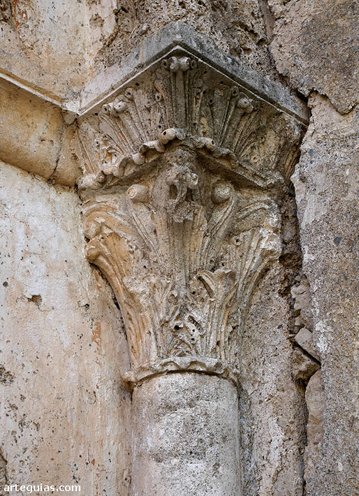 Columna rom&aacute;nica de la puerta