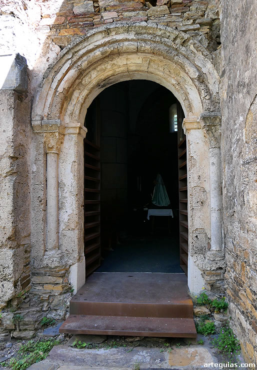 Puerta rom&aacute;nica que comunica la iglesia con el claustro