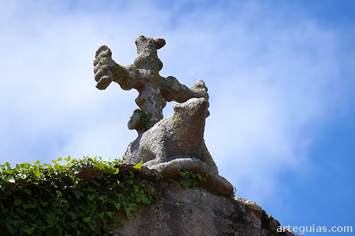 Antefija con una cruz y un jabal&iacute;