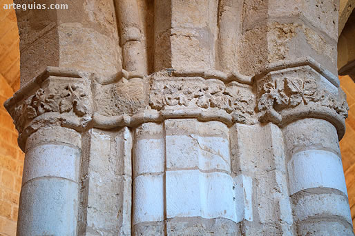 Pilares con columnas g&oacute;ticas del siglo XV en los pies de la iglesia