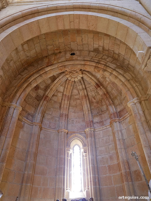 B&oacute;veda de cuarto de esfera con nervios meridianos en uno de los &aacute;bsides