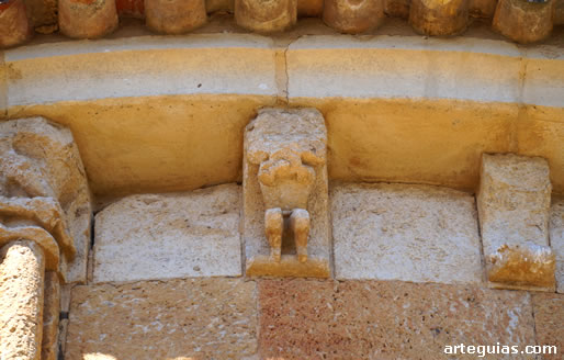 Detalle del alero de uno de los &aacute;bsides con canecillos