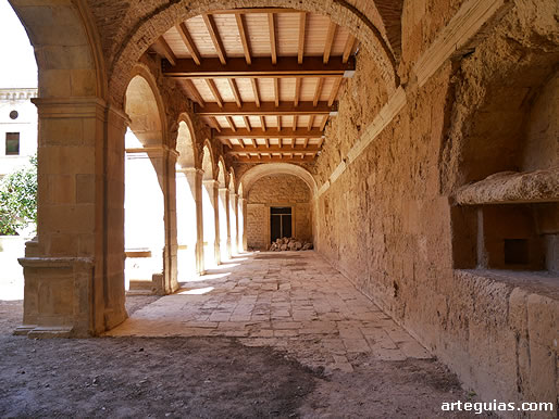Aspecto de una de las pandas del claustro del monasterio