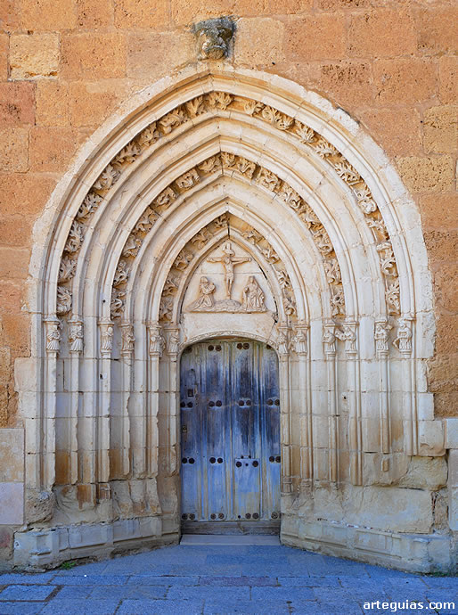 Portada g&oacute;tica (siglo XV) en la fachada occidental de la iglesia