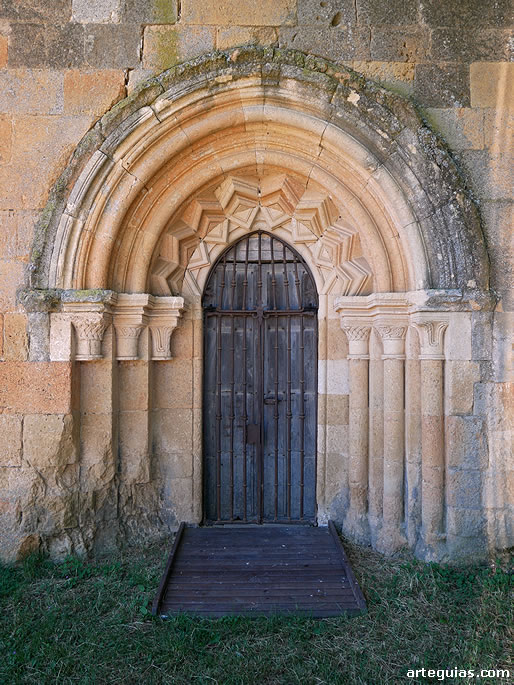 Puerta de los Muertos. Brazo norte del transepto de la iglesia abacial