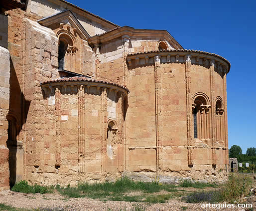 Exterior de la cabecera de la iglesia mon&aacute;stica de Sandoval