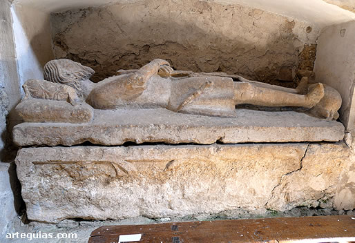 Uno de los tres sarc&oacute;fagos que conserva el monasterio de Sandoval