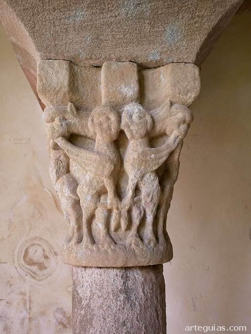 Capitel rom&aacute;nico en el claustro