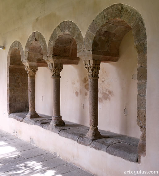 Ventanales rom&aacute;nicos de comunicaci&oacute;n con la sala capitular