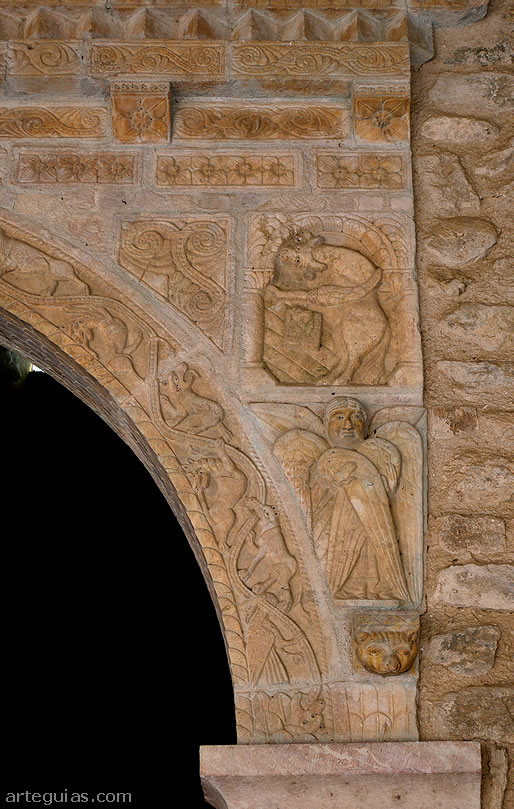 Restos de la tribuna recolocados en la puerta de la iglesia