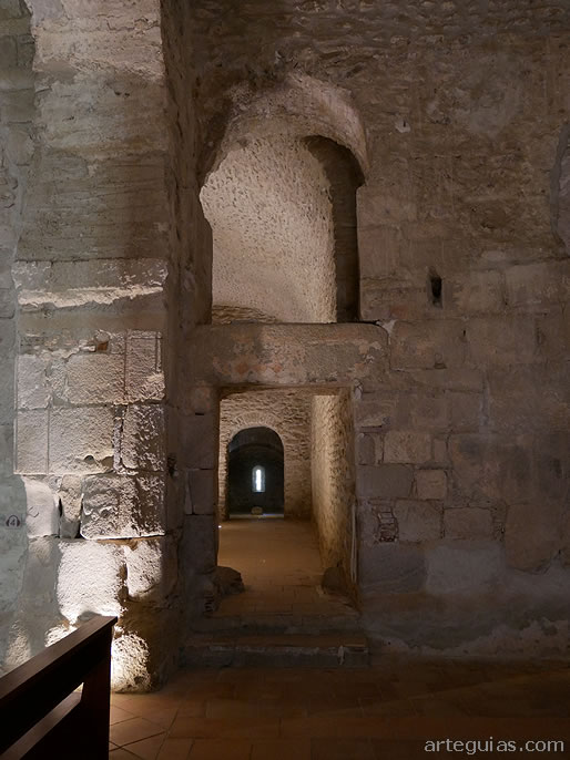 Parte de la extra&ntilde;a cabecera de Sant Miquel de Cuix&agrave;