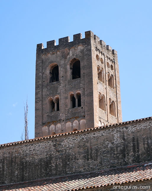 Sant Miquel de Cuix&agrave;: campanario lombardo