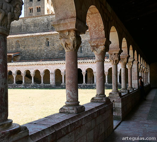 Sant Miquel de Cuix&agrave;: claustro rom&aacute;nico