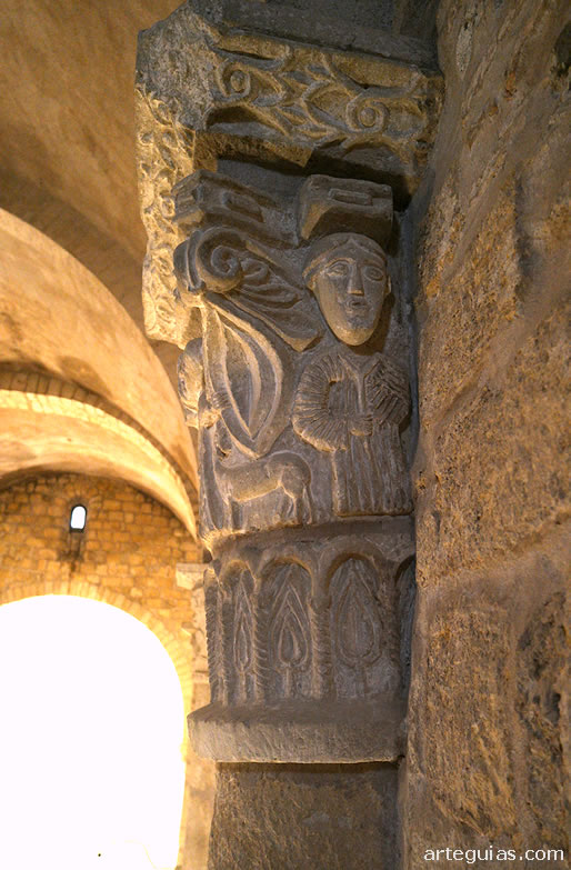 Capitel interior con las figuras de un hombre y un cuadr&uacute;pedo