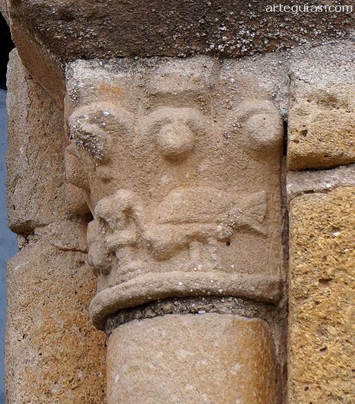 Capitel con aves bebiendo de un c&aacute;liz