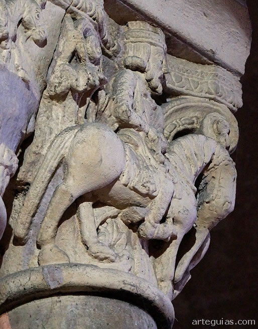 Capitel con uno de los reyes magos