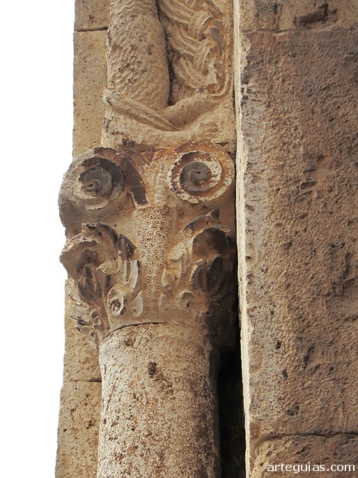 Capitel de la puerta del imafronte