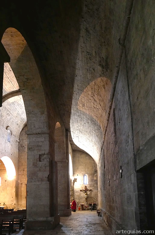 Iglesia del Monasterio de Sant Pere de Besal&uacute;, Girona : nave lateral