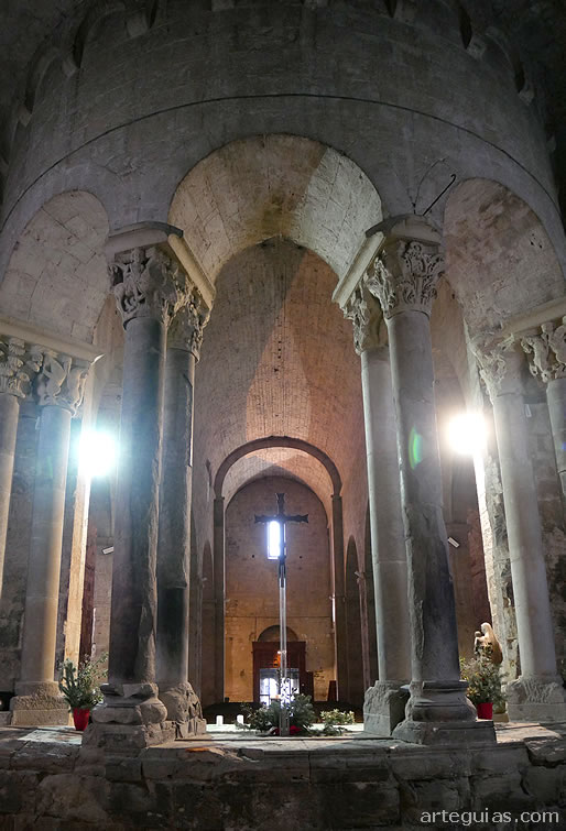 La iglesia de Sant Pere de Besal&uacute; desde el centro de la girola