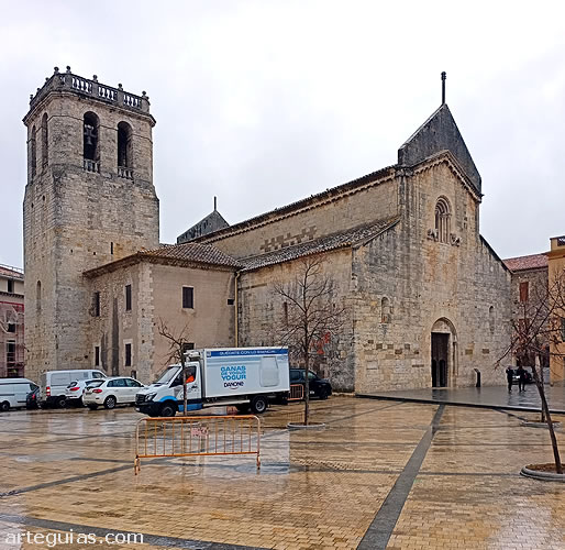 Vista sureste del templo del Monasterio de Sant Pere de Besal&uacute;, Girona 