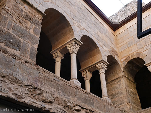 Detalle del claustro supeior rom&aacute;nico