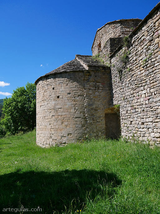&Aacute;bside rom&aacute;nico de la iglesia