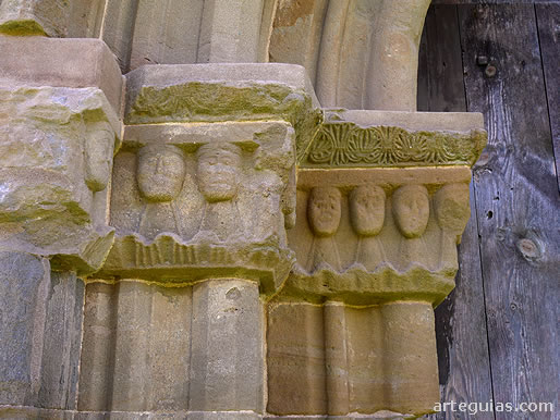 Jambas encapiteladas con rostros humanos