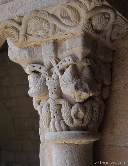 Capitel del claustro del Monasterio de Santa Mar&iacute;a de Llu&ccedil;&agrave;