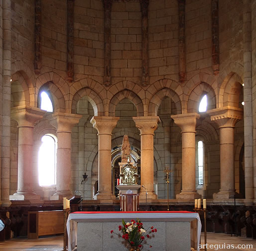 Columnas de la capilla mayor del Monasterio de Santa Mar&iacute;a de Oseira
