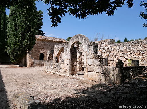 Zona primitiva del monasterio y al fondo la Capilla de la Trinidad