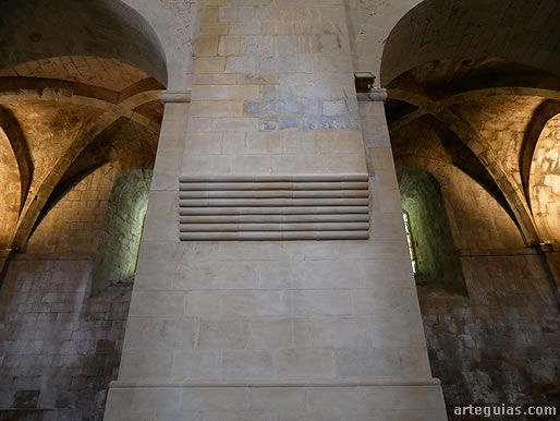 Pilar con m&eacute;nsula de finos rollos