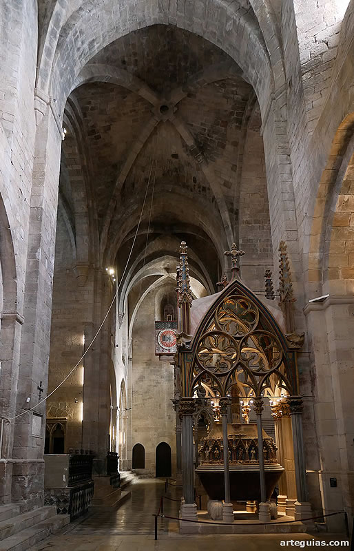 Crucero de la iglesia con el sarc&oacute;fago del rey Pedro el Grande