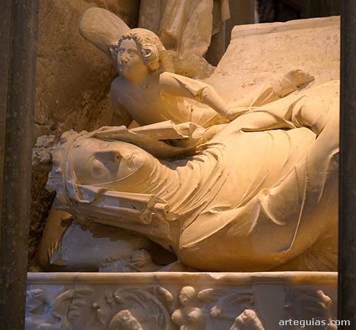 Estatua yacente de la reina Blanca de Anjou