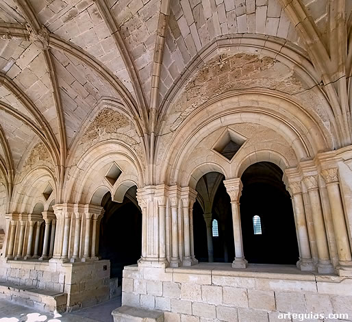 Esplendorosa comunicaci&oacute;n entre el claustro y la sala capitular