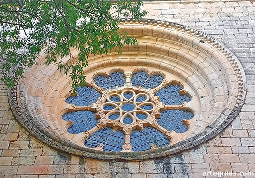 Magn&iacute;fico roset&oacute;n en el &aacute;bside principal de la iglesia del monasterio de Saintes Creus