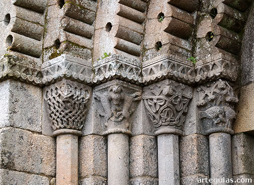Capiteles de la puerta occidental