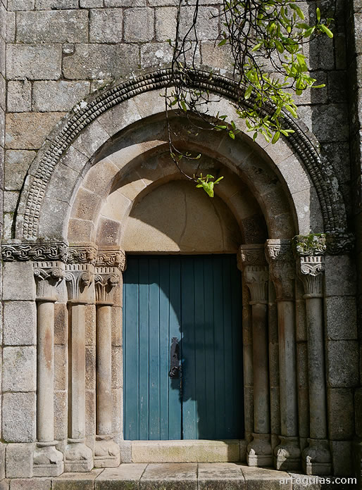 Monasterio de S&atilde;o Pedro de Ferreira: puerta sur