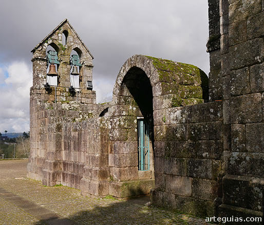 Muros del antiguo n&aacute;rtex y la espada&ntilde;a