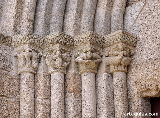 Capiteles de uno de los lados de la puerta oeste